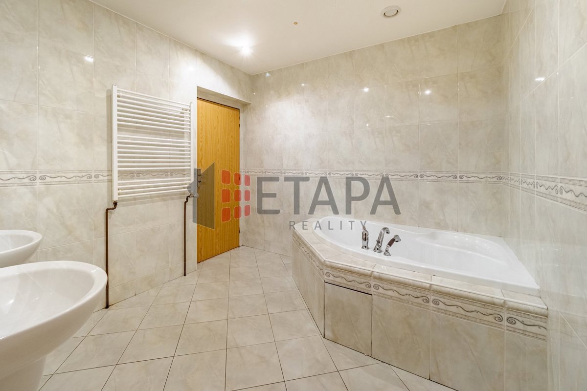 Фото 3 - Продаж будинку · Сімейний будинок · 432 m²