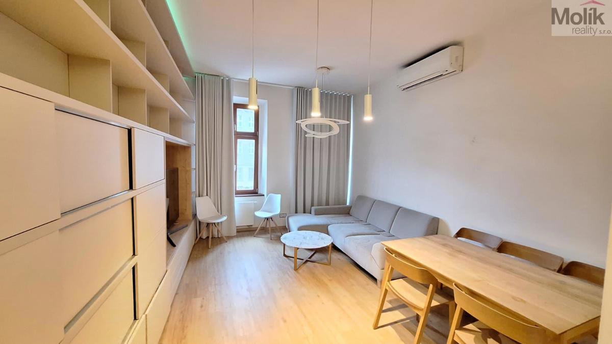 Фото 2 - Продаж будинку · 425 m²