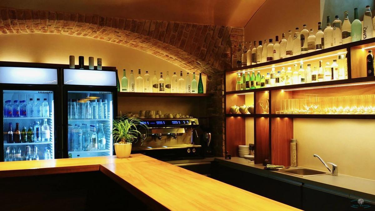 Photo 1 - Commercial property for sale · Club