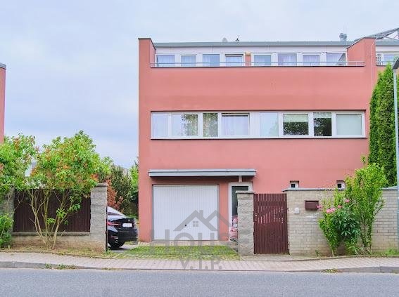 Фото 1 - Продажа дома · Семейный дом · 230 m²