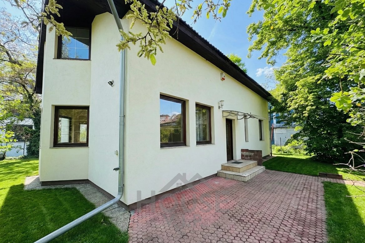 Фото 1 - Продажа дома · Семейный дом · 245 m²