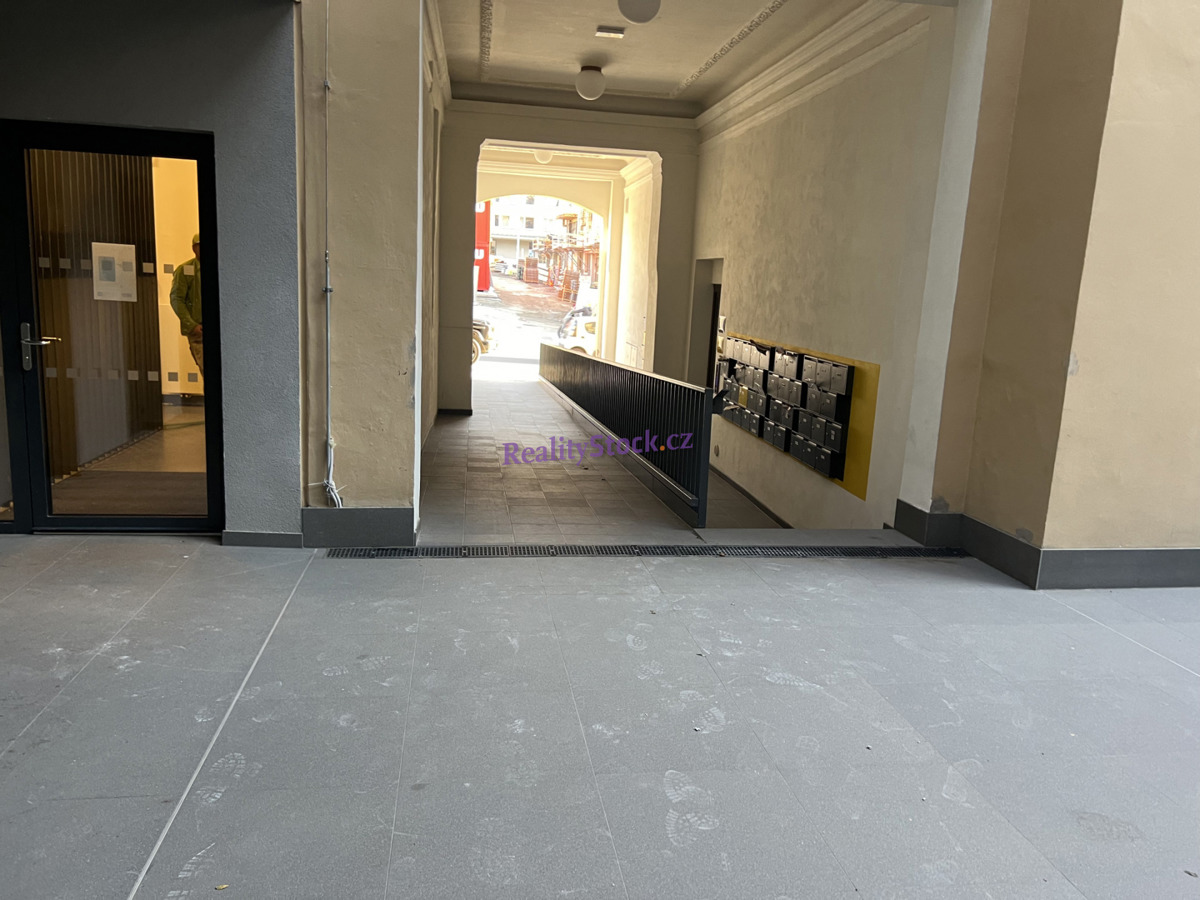 Photo 3 - Commercial property for sale · 216 m²