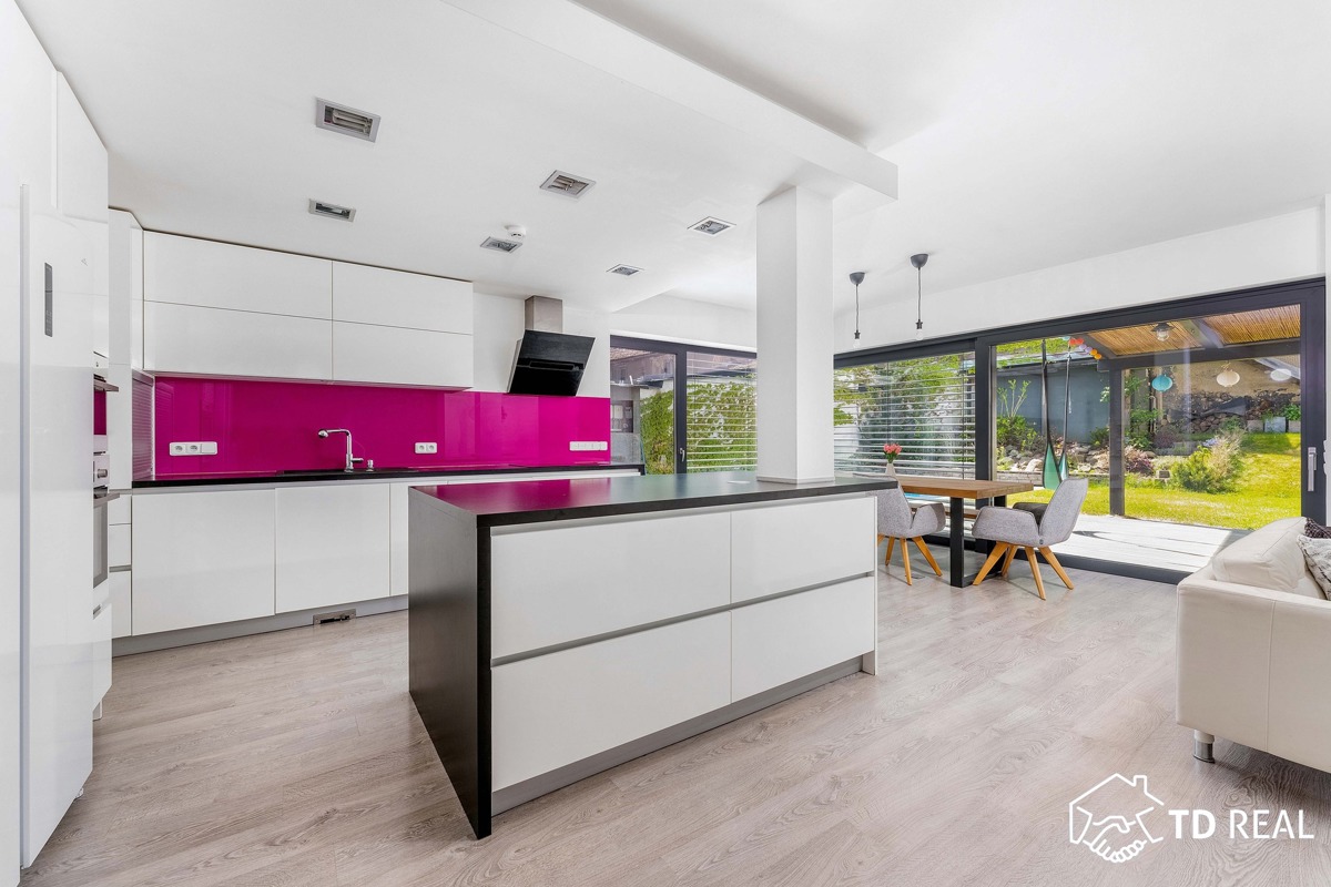 Фото 2 - Продажа дома · Семейный дом · 228 m² · 5 комнат