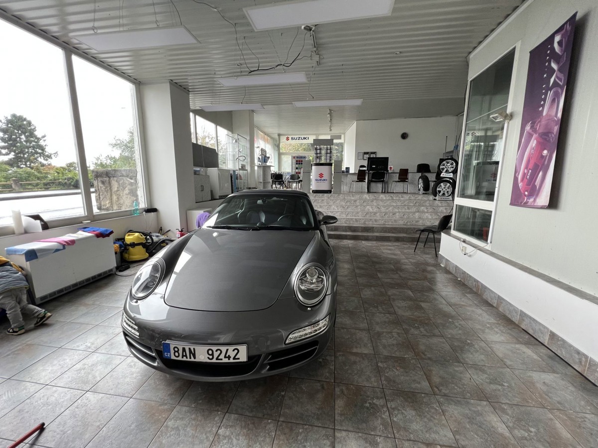 Photo 1 - Commercial property for sale · Car service · 700 m²