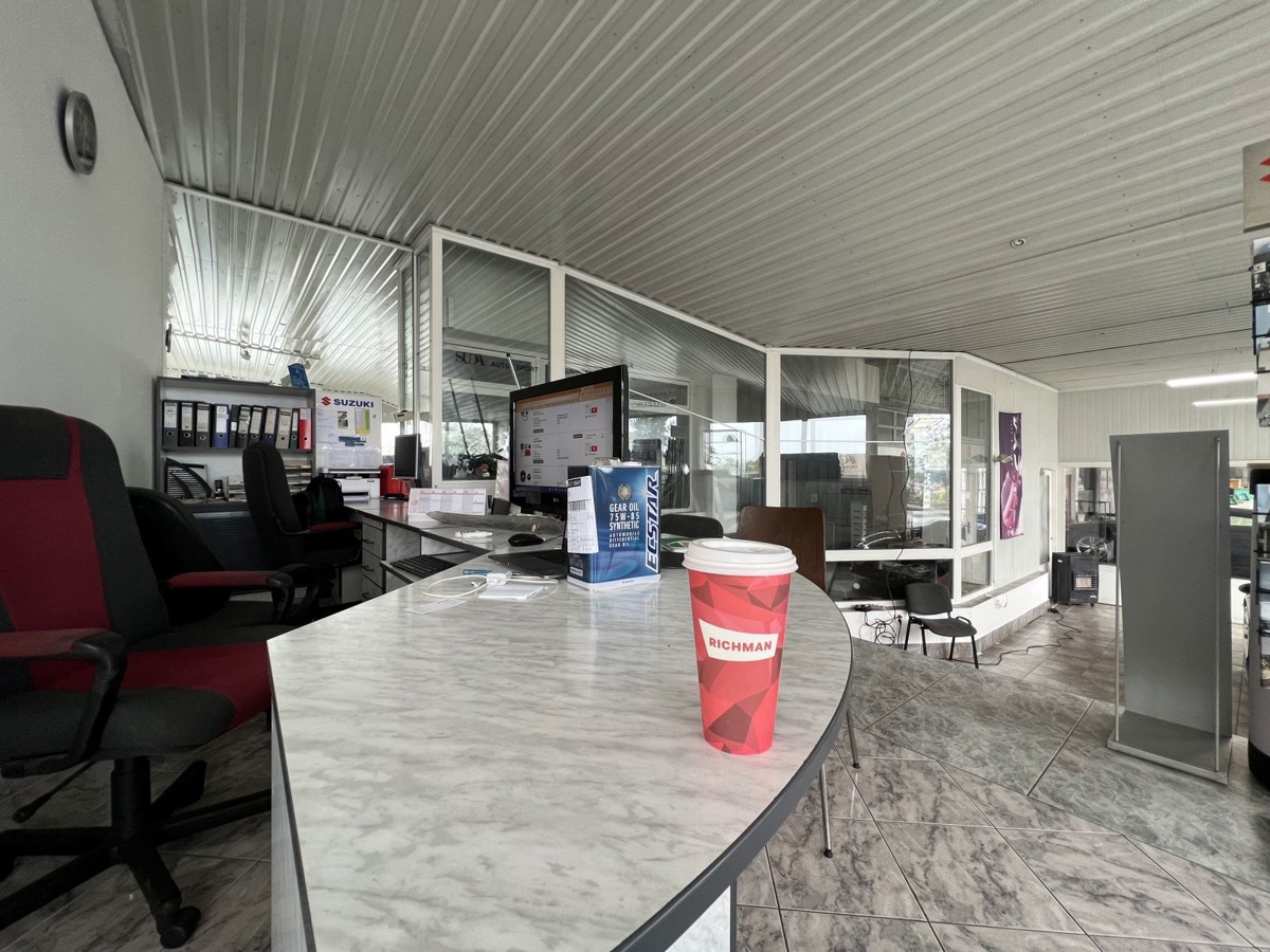 Photo 2 - Commercial property for sale · Car service · 700 m²