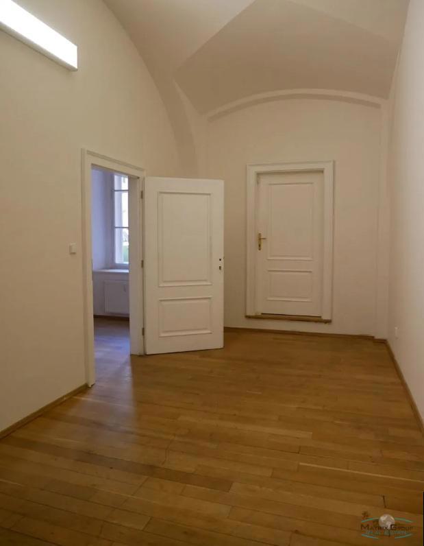 Photo 4 - Commercial property for rent · Office