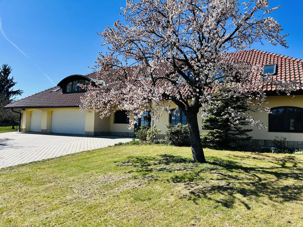 Фото 1 - Продаж будинку · Сімейний будинок · 392 m²