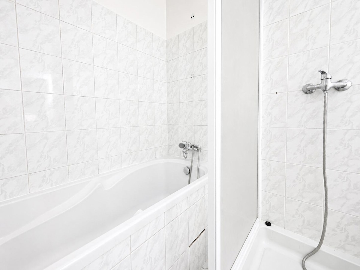 Photo 2 - Room for rent · 100 m²