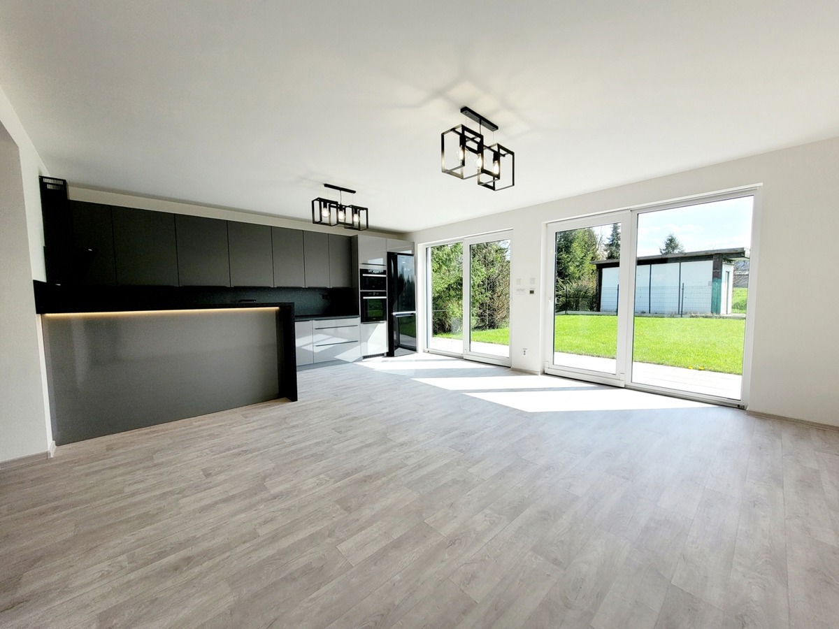 Фото 1 - Продаж будинку · Сімейний будинок · 172 m² · 4 кімнати