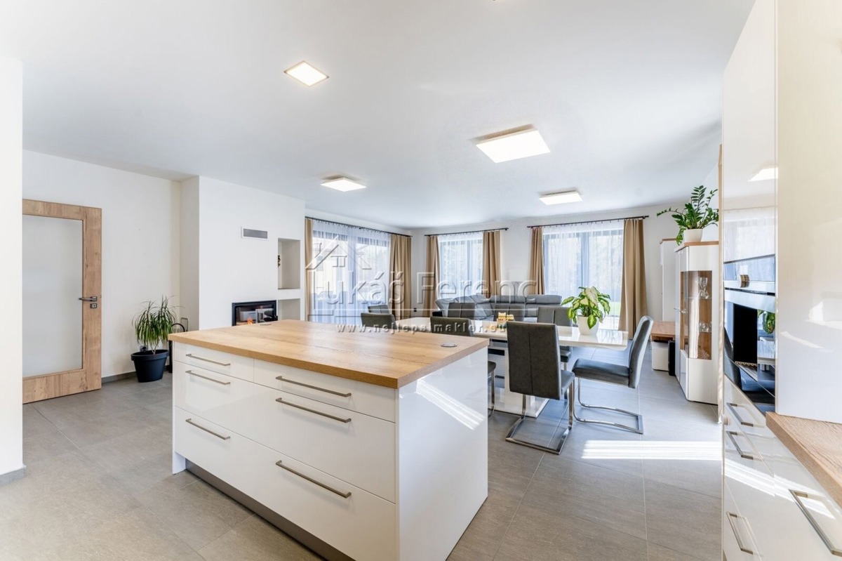 Фото 3 - Продажа дома · Семейный дом · 221 m² · 5 комнат