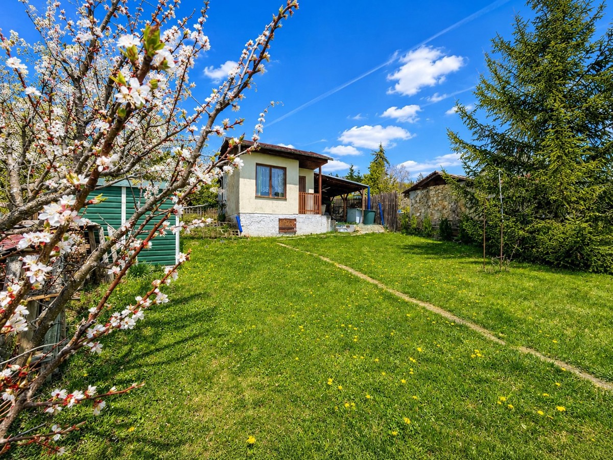 Photo 1 - Land for sale · Garden