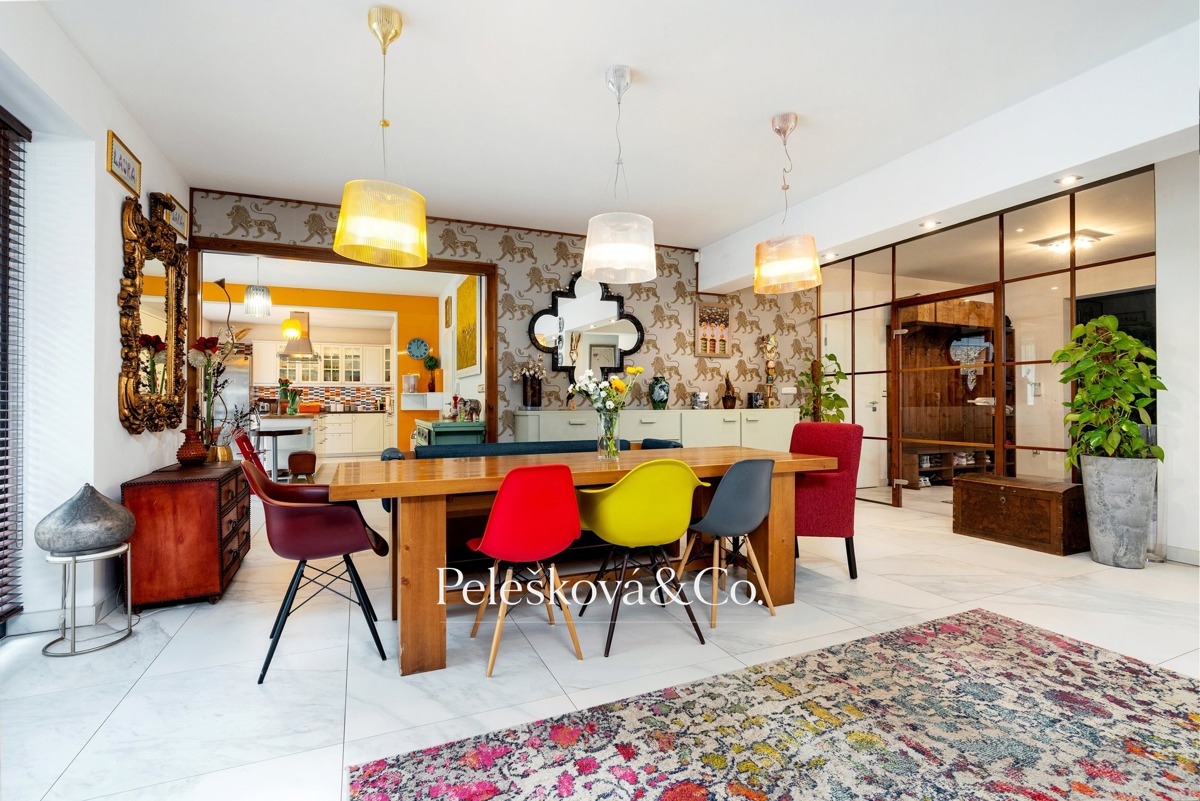 Фото 1 - Продажа дома · Семейный дом · 383 m² · 5 комнат