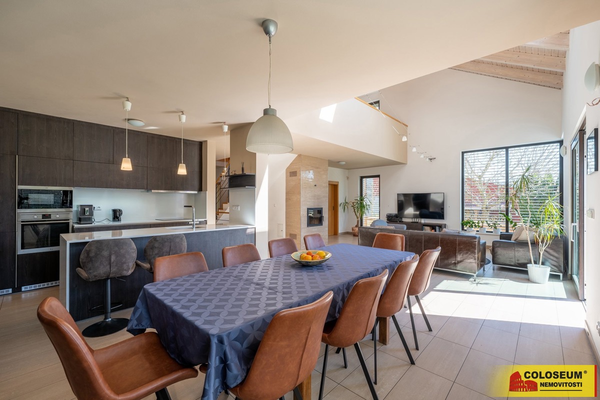 Fotografie 1 - Prodej domu · Rodinný · 287 m² · 5 pokojů