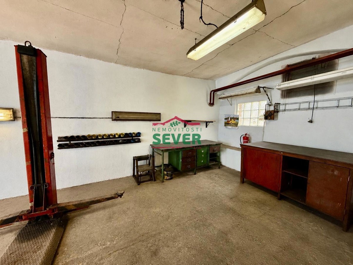 Photo 4 - Commercial property for rent · Car service