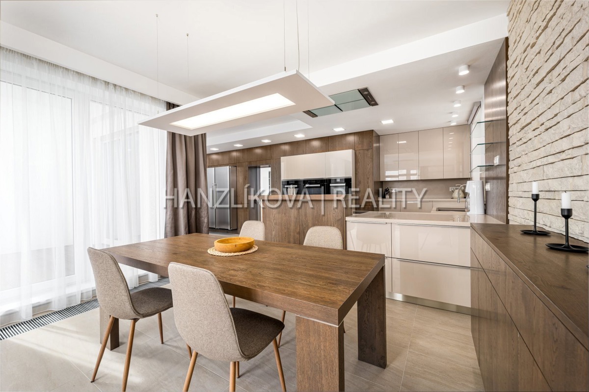Hình ảnh 1 - Căn hộ bán · 303 m²