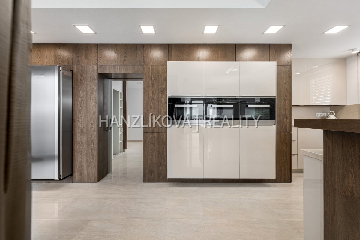 Hình ảnh 2 - Căn hộ bán · 303 m²