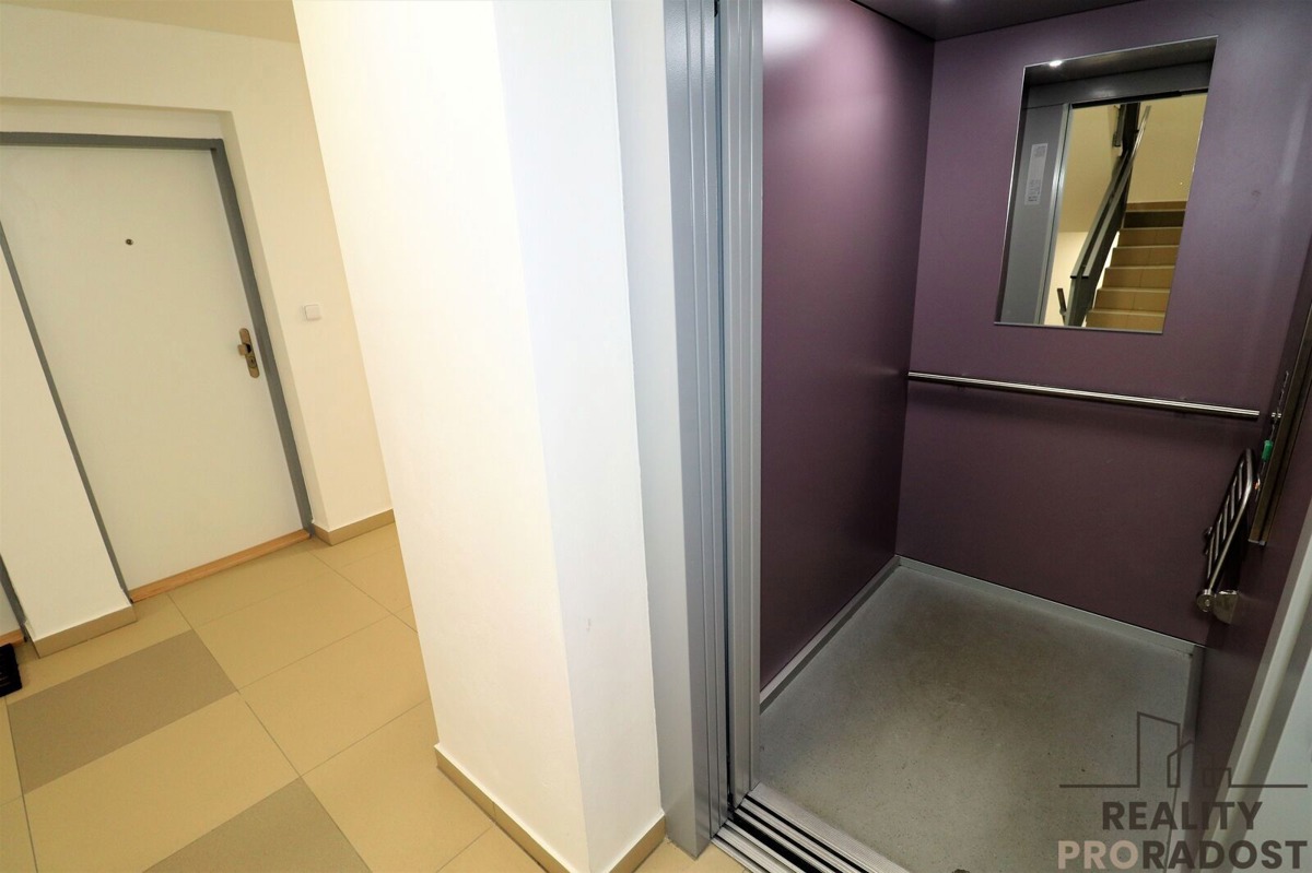 Photo 2 - Garage for rent · 4 465 m²