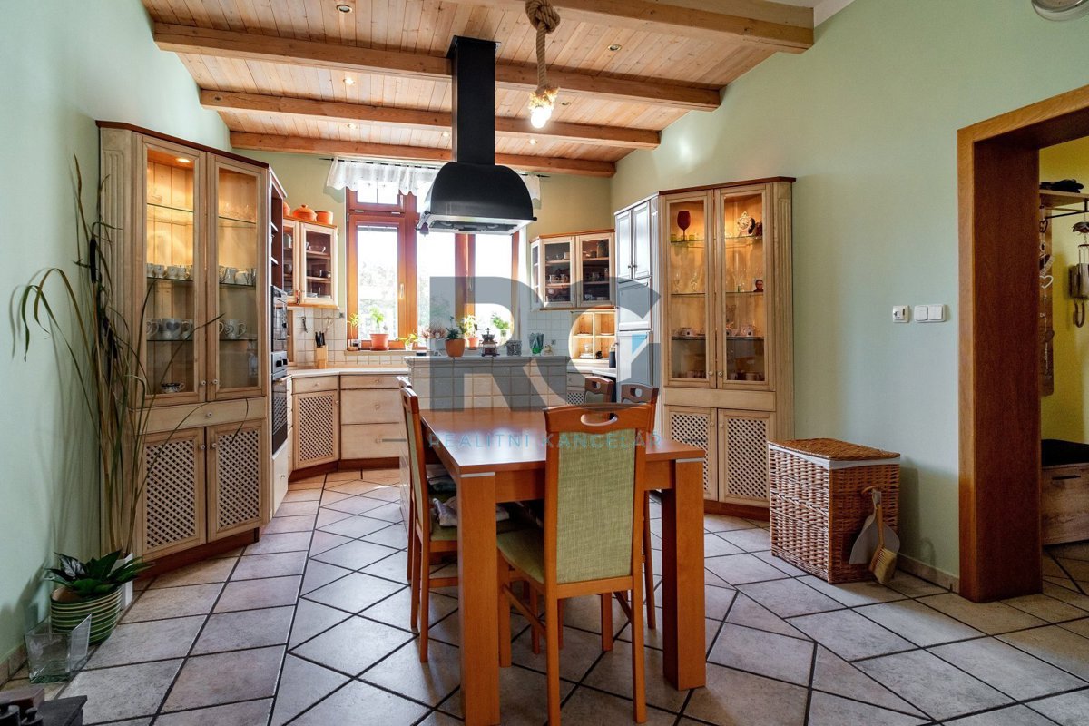 Фото 2 - Продаж будинку · Сімейний будинок · 568 m² · 5 кімнат