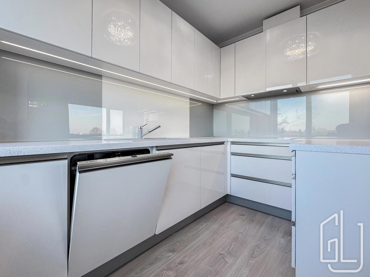 Фото 3 - Продаж квартири · 4+kk · 141 m²